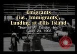 Immagine di Gli immigrati che arrivano ad Ellis Island New York City USA, 1903, secondo 3 filmato di repertorio 65675040610