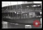 Immagine di Gli immigrati che arrivano ad Ellis Island New York City USA, 1903, secondo 8 filmato di repertorio 65675040610