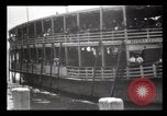 Immagine di Gli immigrati che arrivano ad Ellis Island New York City USA, 1903, secondo 18 filmato di repertorio 65675040610