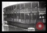 Immagine di Gli immigrati che arrivano ad Ellis Island New York City USA, 1903, secondo 20 filmato di repertorio 65675040610