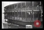 Immagine di Gli immigrati che arrivano ad Ellis Island New York City USA, 1903, secondo 23 filmato di repertorio 65675040610