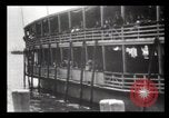 Immagine di Gli immigrati che arrivano ad Ellis Island New York City USA, 1903, secondo 28 filmato di repertorio 65675040610