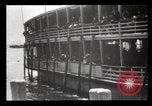 Immagine di Gli immigrati che arrivano ad Ellis Island New York City USA, 1903, secondo 30 filmato di repertorio 65675040610