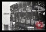 Immagine di Gli immigrati che arrivano ad Ellis Island New York City USA, 1903, secondo 35 filmato di repertorio 65675040610