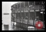 Immagine di Gli immigrati che arrivano ad Ellis Island New York City USA, 1903, secondo 37 filmato di repertorio 65675040610