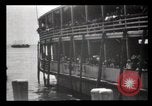 Immagine di Gli immigrati che arrivano ad Ellis Island New York City USA, 1903, secondo 39 filmato di repertorio 65675040610