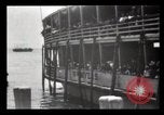 Immagine di Gli immigrati che arrivano ad Ellis Island New York City USA, 1903, secondo 40 filmato di repertorio 65675040610
