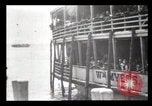 Immagine di Gli immigrati che arrivano ad Ellis Island New York City USA, 1903, secondo 50 filmato di repertorio 65675040610