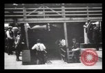 Immagine di Gli immigrati che arrivano ad Ellis Island New York City USA, 1903, secondo 51 filmato di repertorio 65675040610