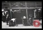 Immagine di Gli immigrati che arrivano ad Ellis Island New York City USA, 1903, secondo 56 filmato di repertorio 65675040610