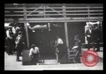 Immagine di Gli immigrati che arrivano ad Ellis Island New York City USA, 1903, secondo 58 filmato di repertorio 65675040610