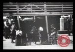 Immagine di Gli immigrati che arrivano ad Ellis Island New York City USA, 1903, secondo 60 filmato di repertorio 65675040610