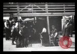 Immagine di Gli immigrati che arrivano ad Ellis Island New York City USA, 1903, secondo 62 filmato di repertorio 65675040610