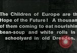 Standbild Fütterung Kinder in Dresden Deutschland Deutschland, 1920, aus Sekunde 1 historischem Filmmaterial Videoclip 65675040648