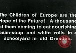 Standbild Fütterung Kinder in Dresden Deutschland Deutschland, 1920, aus Sekunde 10 historischem Filmmaterial Videoclip 65675040648