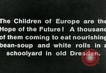 Standbild Fütterung Kinder in Dresden Deutschland Deutschland, 1920, aus Sekunde 11 historischem Filmmaterial Videoclip 65675040648