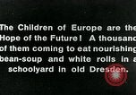 Standbild Fütterung Kinder in Dresden Deutschland Deutschland, 1920, aus Sekunde 14 historischem Filmmaterial Videoclip 65675040648