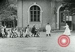 Standbild Fütterung Kinder in Dresden Deutschland Deutschland, 1920, aus Sekunde 18 historischem Filmmaterial Videoclip 65675040648
