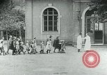 Standbild Fütterung Kinder in Dresden Deutschland Deutschland, 1920, aus Sekunde 19 historischem Filmmaterial Videoclip 65675040648