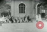 Standbild Fütterung Kinder in Dresden Deutschland Deutschland, 1920, aus Sekunde 20 historischem Filmmaterial Videoclip 65675040648