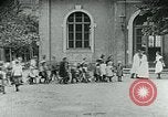 Standbild Fütterung Kinder in Dresden Deutschland Deutschland, 1920, aus Sekunde 21 historischem Filmmaterial Videoclip 65675040648