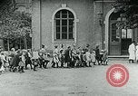 Standbild Fütterung Kinder in Dresden Deutschland Deutschland, 1920, aus Sekunde 23 historischem Filmmaterial Videoclip 65675040648