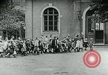 Standbild Fütterung Kinder in Dresden Deutschland Deutschland, 1920, aus Sekunde 24 historischem Filmmaterial Videoclip 65675040648