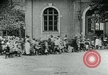 Standbild Fütterung Kinder in Dresden Deutschland Deutschland, 1920, aus Sekunde 26 historischem Filmmaterial Videoclip 65675040648