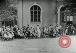 Standbild Fütterung Kinder in Dresden Deutschland Deutschland, 1920, aus Sekunde 28 historischem Filmmaterial Videoclip 65675040648