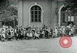 Standbild Fütterung Kinder in Dresden Deutschland Deutschland, 1920, aus Sekunde 30 historischem Filmmaterial Videoclip 65675040648