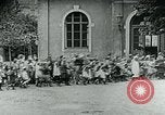 Standbild Fütterung Kinder in Dresden Deutschland Deutschland, 1920, aus Sekunde 31 historischem Filmmaterial Videoclip 65675040648