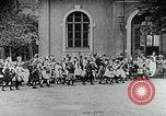 Standbild Fütterung Kinder in Dresden Deutschland Deutschland, 1920, aus Sekunde 32 historischem Filmmaterial Videoclip 65675040648