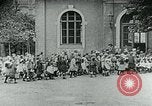 Standbild Fütterung Kinder in Dresden Deutschland Deutschland, 1920, aus Sekunde 35 historischem Filmmaterial Videoclip 65675040648
