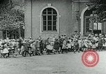 Standbild Fütterung Kinder in Dresden Deutschland Deutschland, 1920, aus Sekunde 36 historischem Filmmaterial Videoclip 65675040648