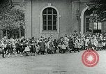 Standbild Fütterung Kinder in Dresden Deutschland Deutschland, 1920, aus Sekunde 37 historischem Filmmaterial Videoclip 65675040648