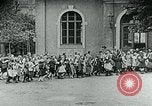 Standbild Fütterung Kinder in Dresden Deutschland Deutschland, 1920, aus Sekunde 38 historischem Filmmaterial Videoclip 65675040648