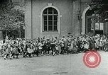Standbild Fütterung Kinder in Dresden Deutschland Deutschland, 1920, aus Sekunde 39 historischem Filmmaterial Videoclip 65675040648