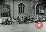 Standbild Fütterung Kinder in Dresden Deutschland Deutschland, 1920, aus Sekunde 43 historischem Filmmaterial Videoclip 65675040648