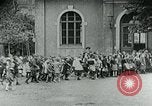 Standbild Fütterung Kinder in Dresden Deutschland Deutschland, 1920, aus Sekunde 45 historischem Filmmaterial Videoclip 65675040648