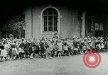 Standbild Fütterung Kinder in Dresden Deutschland Deutschland, 1920, aus Sekunde 49 historischem Filmmaterial Videoclip 65675040648