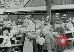 Standbild Fütterung Kinder in Dresden Deutschland Deutschland, 1920, aus Sekunde 50 historischem Filmmaterial Videoclip 65675040648