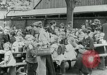 Standbild Fütterung Kinder in Dresden Deutschland Deutschland, 1920, aus Sekunde 52 historischem Filmmaterial Videoclip 65675040648