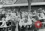 Standbild Fütterung Kinder in Dresden Deutschland Deutschland, 1920, aus Sekunde 54 historischem Filmmaterial Videoclip 65675040648