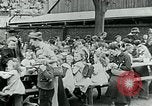 Standbild Fütterung Kinder in Dresden Deutschland Deutschland, 1920, aus Sekunde 55 historischem Filmmaterial Videoclip 65675040648
