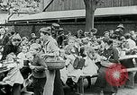 Standbild Fütterung Kinder in Dresden Deutschland Deutschland, 1920, aus Sekunde 57 historischem Filmmaterial Videoclip 65675040648