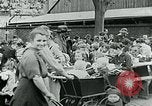 Standbild Fütterung Kinder in Dresden Deutschland Deutschland, 1920, aus Sekunde 59 historischem Filmmaterial Videoclip 65675040648