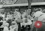 Standbild Fütterung Kinder in Dresden Deutschland Deutschland, 1920, aus Sekunde 61 historischem Filmmaterial Videoclip 65675040648