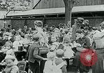 Standbild Fütterung Kinder in Dresden Deutschland Deutschland, 1920, aus Sekunde 62 historischem Filmmaterial Videoclip 65675040648