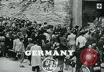 Standbild lange Warteschlangen Deutschland, 1947, aus Sekunde 5 historischem Filmmaterial Videoclip 65675040650
