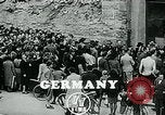Standbild lange Warteschlangen Deutschland, 1947, aus Sekunde 6 historischem Filmmaterial Videoclip 65675040650